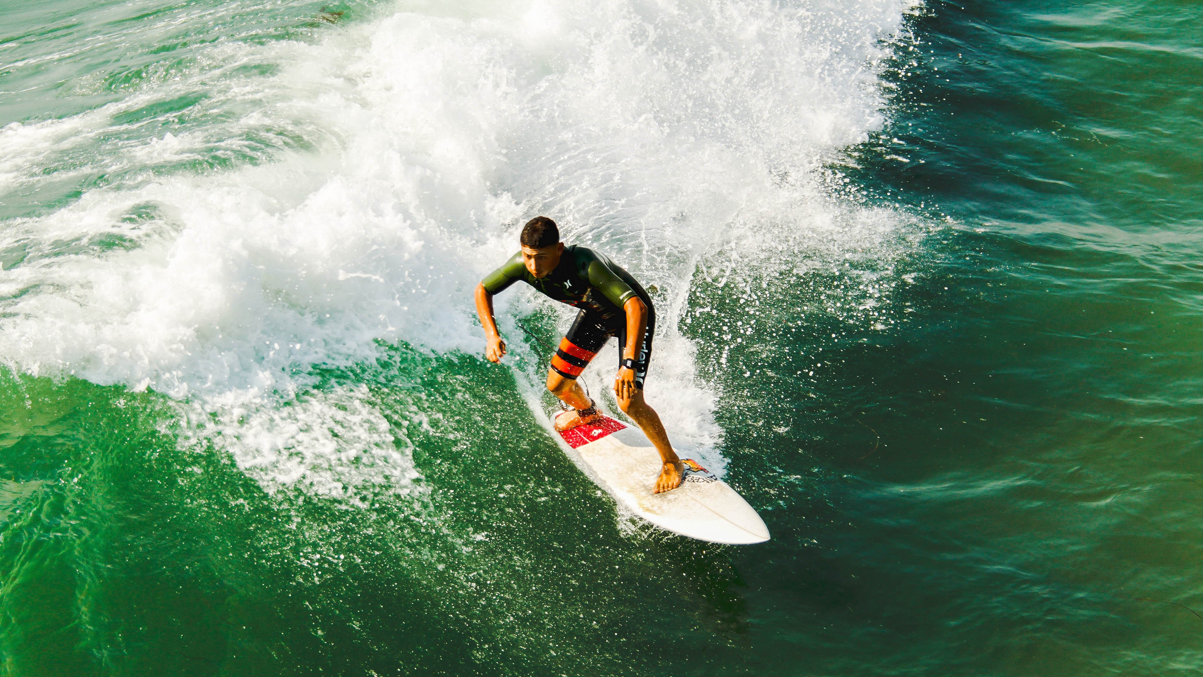 凯尔·查默斯泳池内外双重突破，查尔斯凯萁是什么品牌