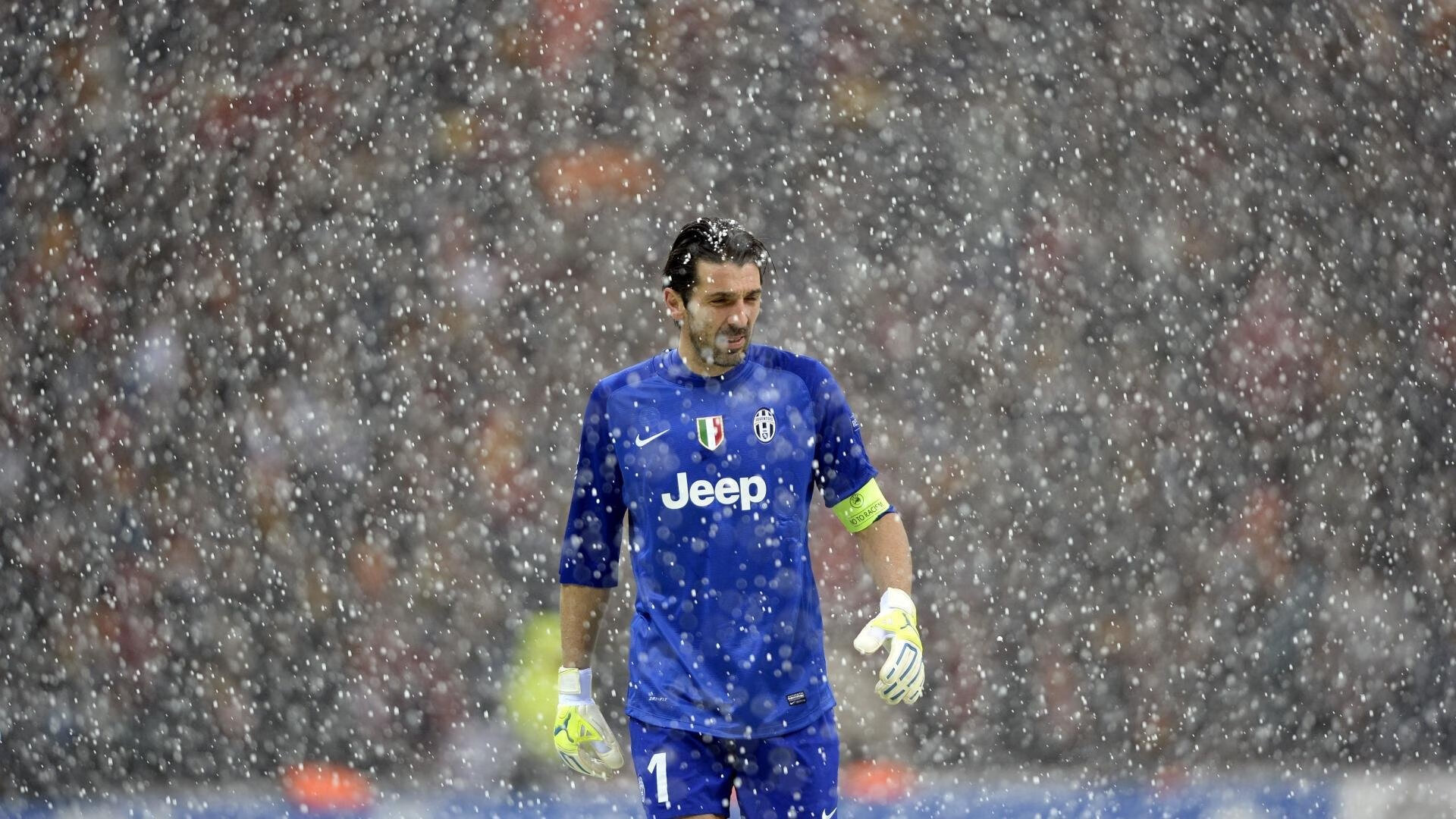 希腊女篮在欧洲锦标赛中夺冠，延续传统强势，希腊女球迷