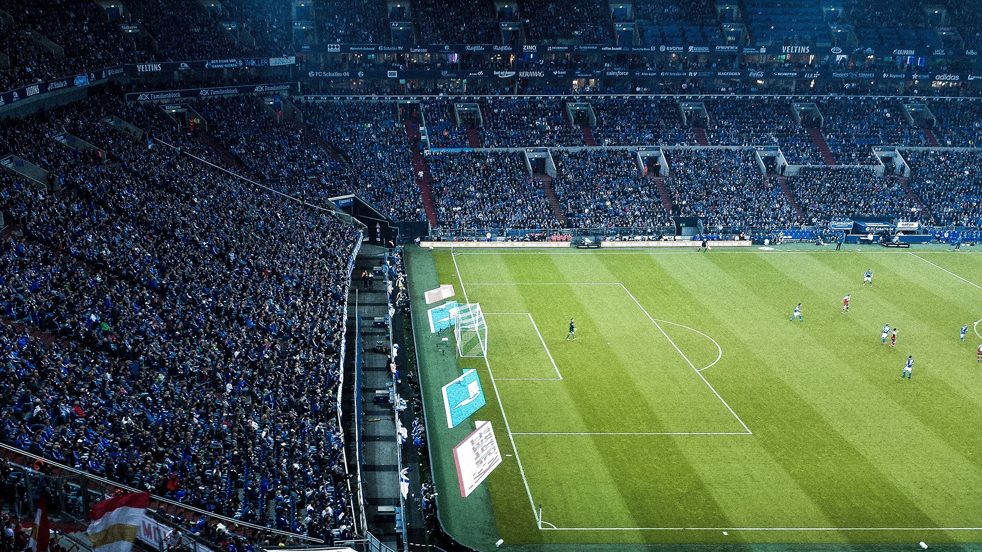 未来足球场馆将实现全场高清视频监控，确保赛事安全，足球场摄像头位置