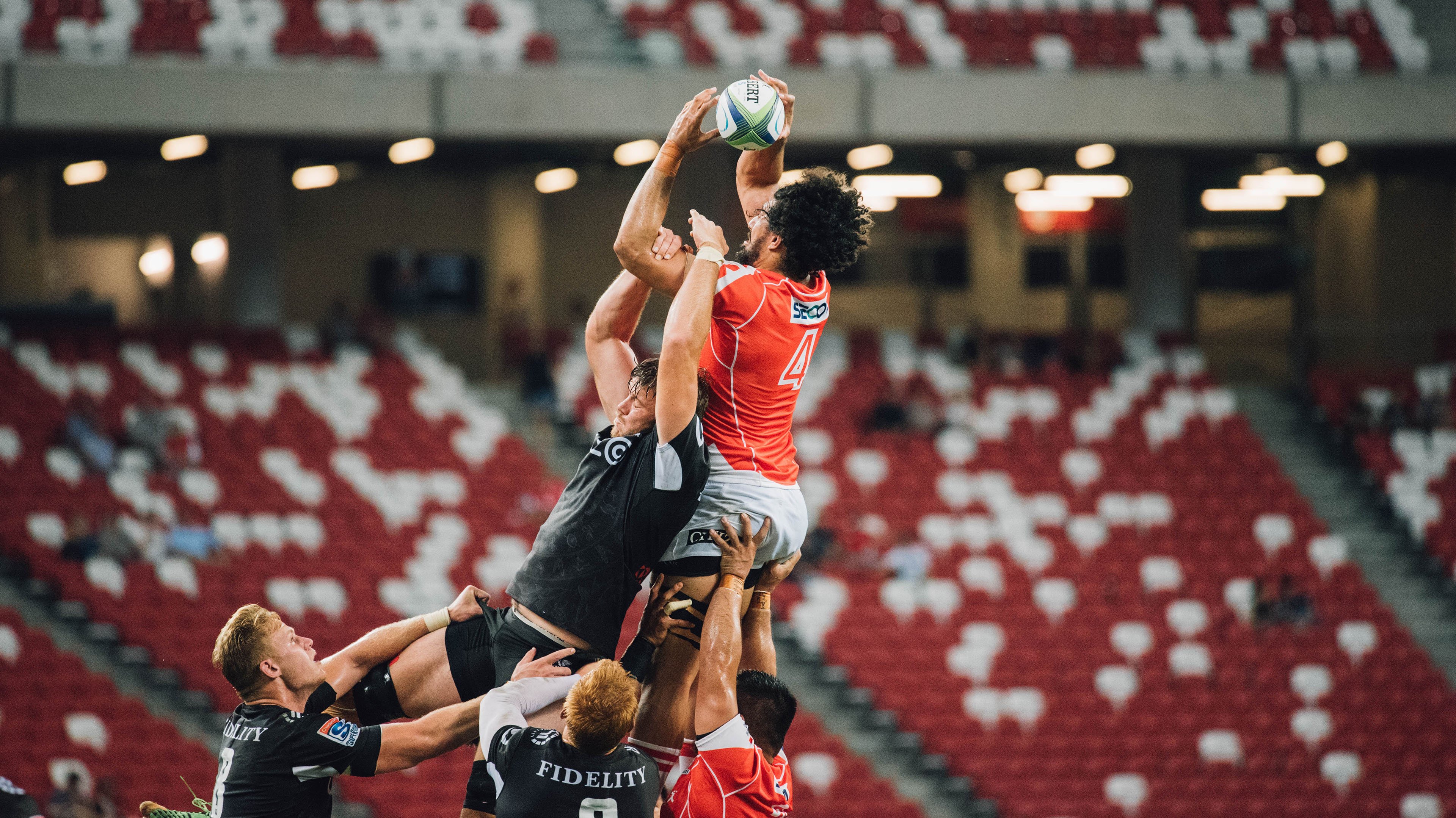 西甲神级扑救：令人屏息的救球瞬间！，西甲球迷入场