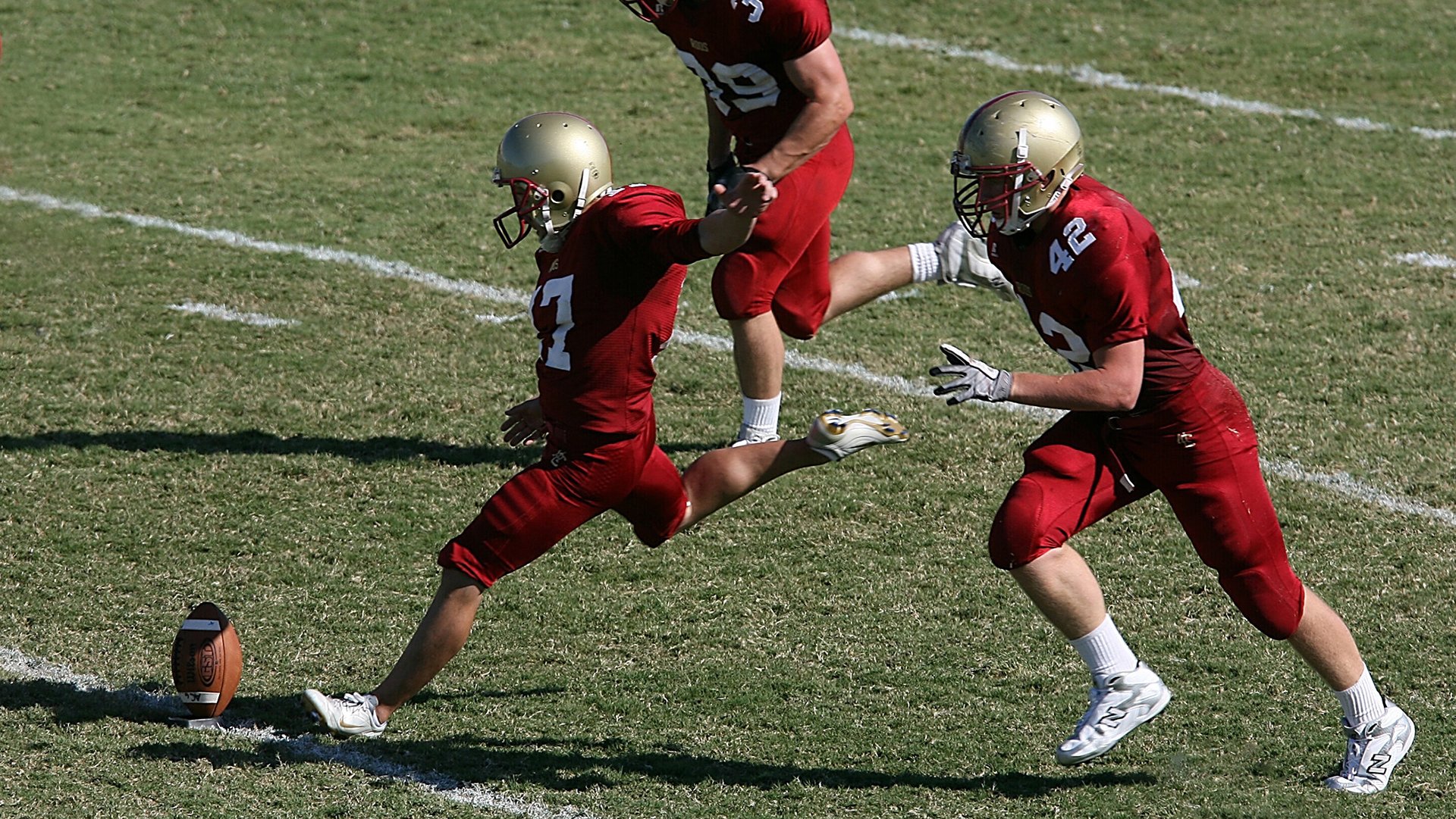 高校篮球实验班纳入数据统计与战术解读双模块，大学篮球试训